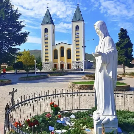 Semesterbostad Pine Nest